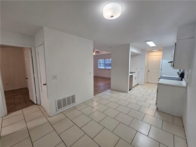 Building Photo - 2326 W Roselawn St