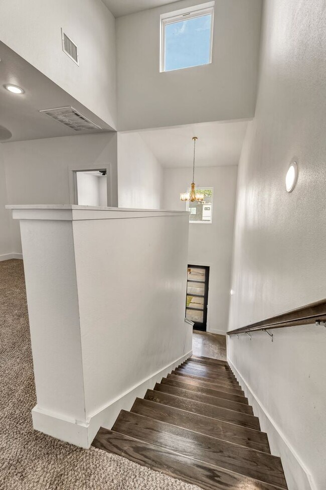 Building Photo - 213 Lynn Dr