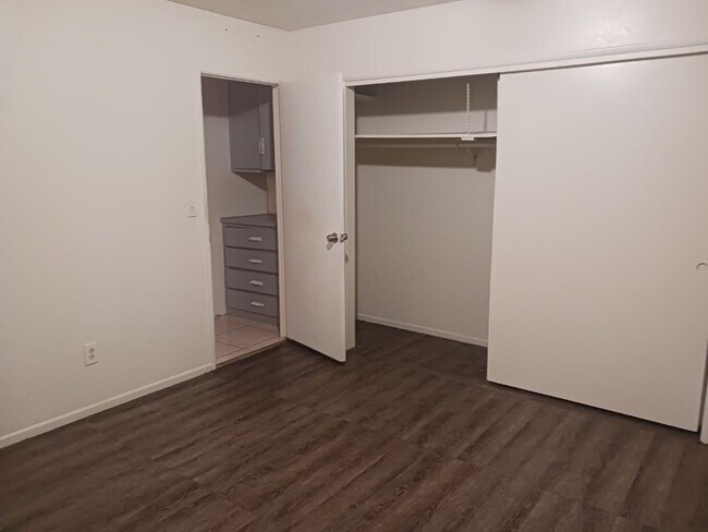 Building Photo - 1574 W Ramona Dr