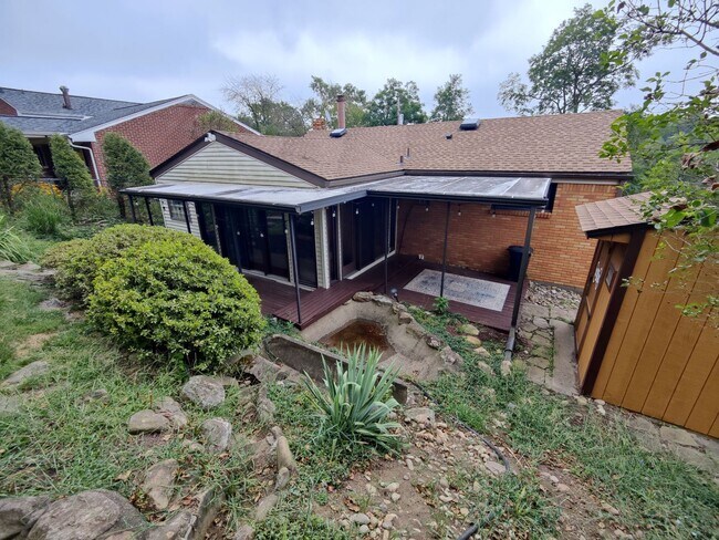 Building Photo - *Updated & Charming 2BD/2BA Single Family ...