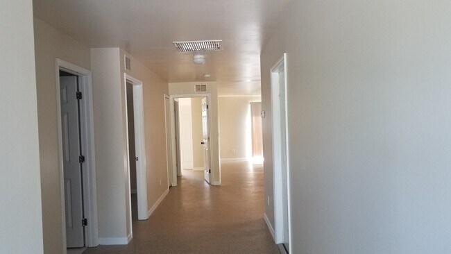 Building Photo - Duplex 3/2 w/ Garage