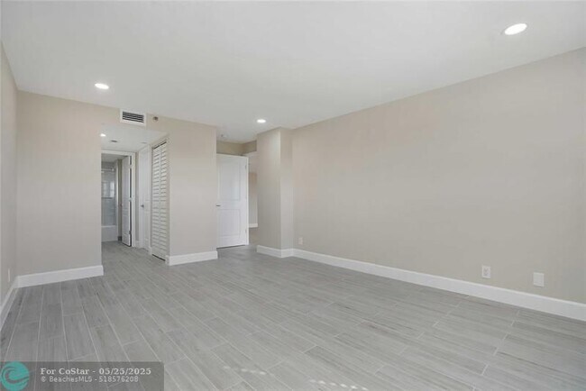 Building Photo - 3200 Port Royale Dr N