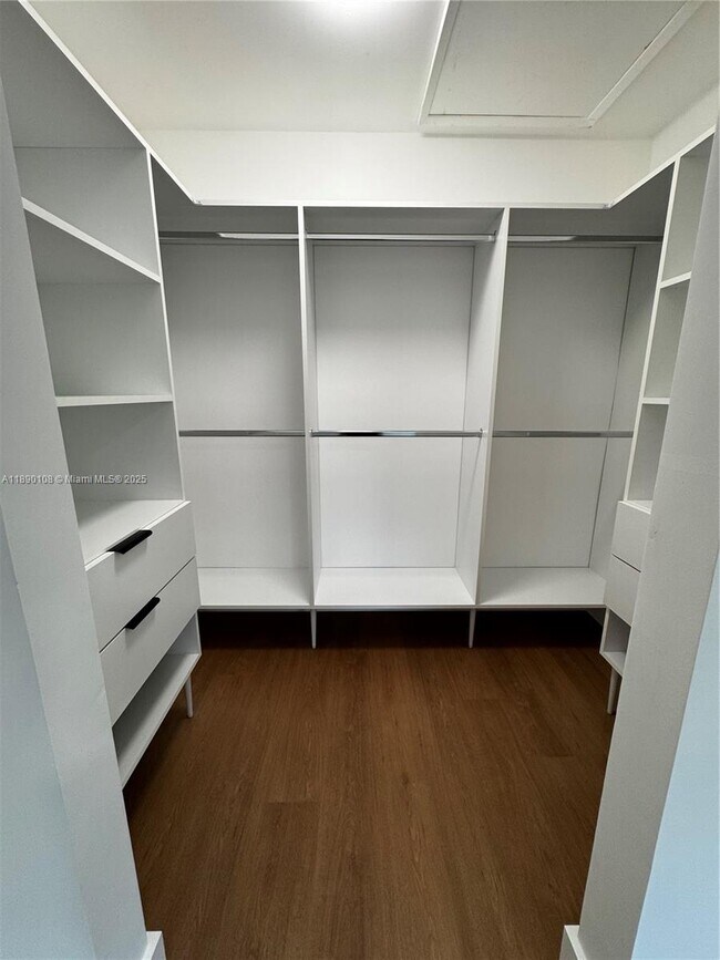 Building Photo - 1460 SW 24th Ct