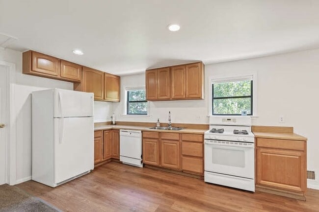 Building Photo - Super Cute 1 Bed, 1 Bath Carriage House!! ...
