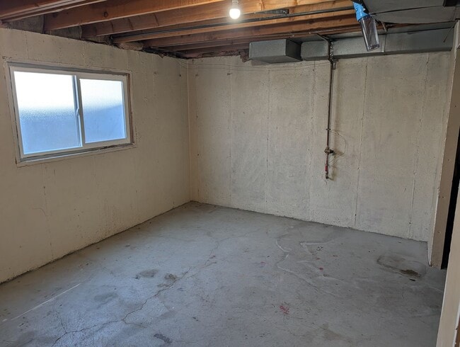 Building Photo - 4 Bedroom 1.5 Bath Twin-Home
