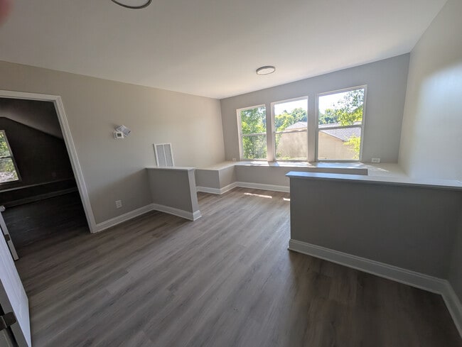 Building Photo - Room in House on Hart St