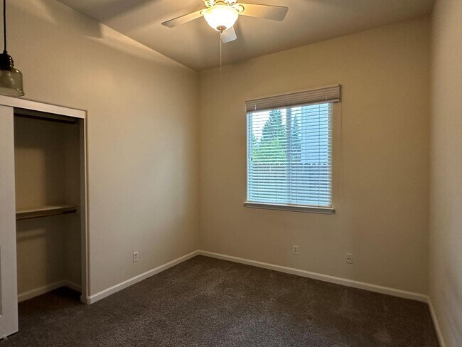 Building Photo - Charming 4 bedroom, 2 bathroom single fami...