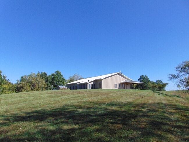 Building Photo - Majestic 3 Bed Mid MO Ranch!