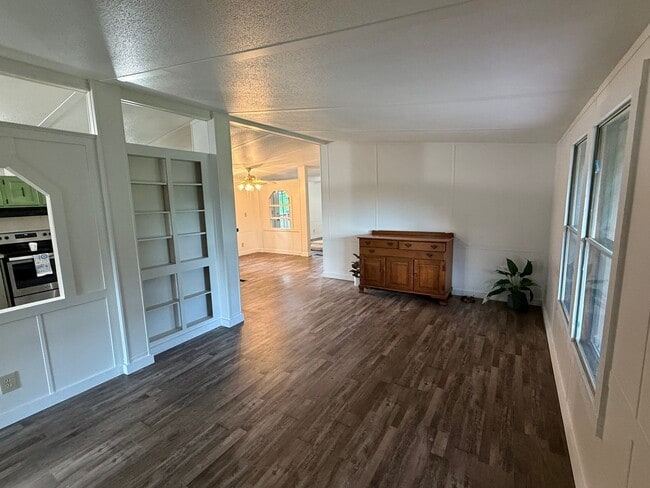 Building Photo - Move-In Ready 3/2 Home With Modern Upgrades & Country Charm