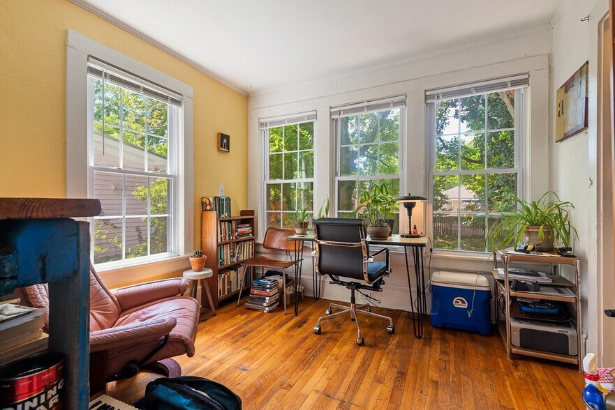 Building Photo - 903 Clarendon St