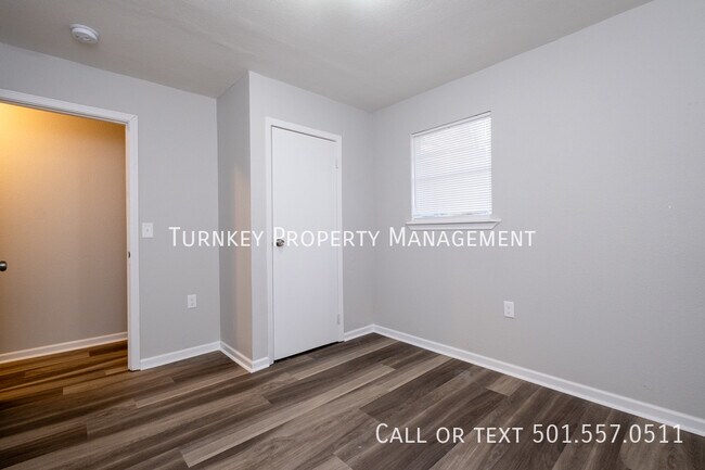 Building Photo - Renovated 3 bed 2 bath duplex! Half off 1s...
