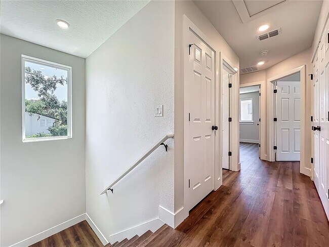 Building Photo - 591 W Osceola St