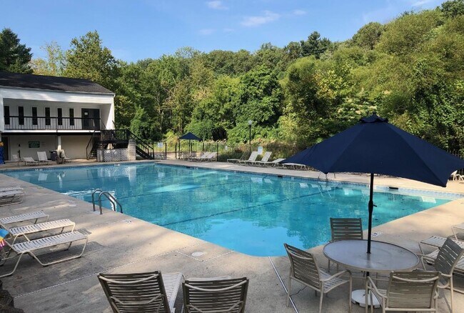 Pool - 149 W Kenilworth Cir