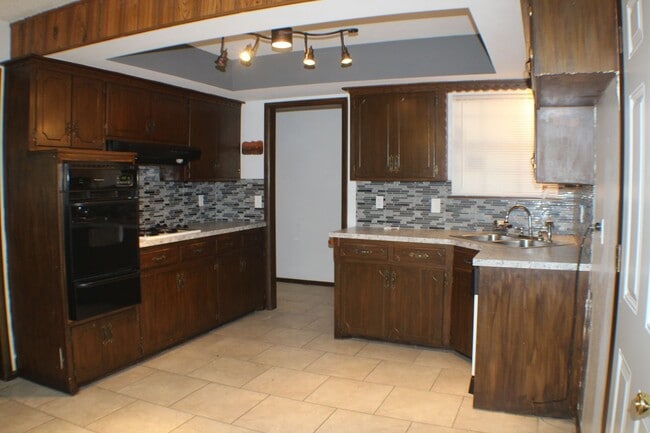 Building Photo - 628 Moraine Ave