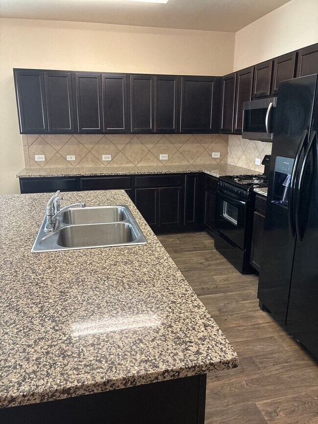 Building Photo - **Move-In Bonus! $500 Amazon Gift Card with 12-Month Lease at Current Rent**