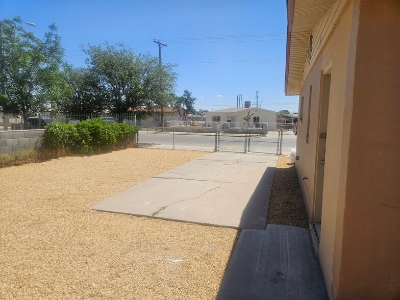 Building Photo - 4821 Flower Dr
