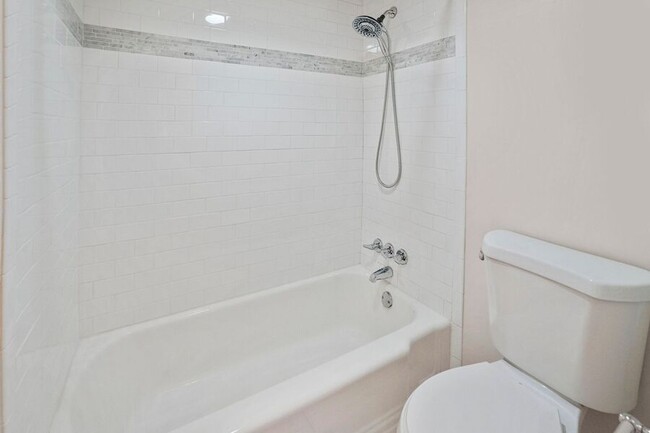 Building Photo - Lovely Studio In Foggy Bottom - All Utilit...