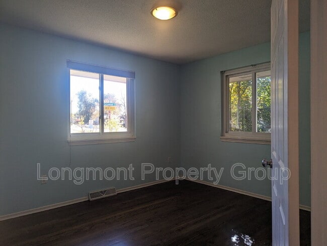 Building Photo - 305 Cottonwood Ct