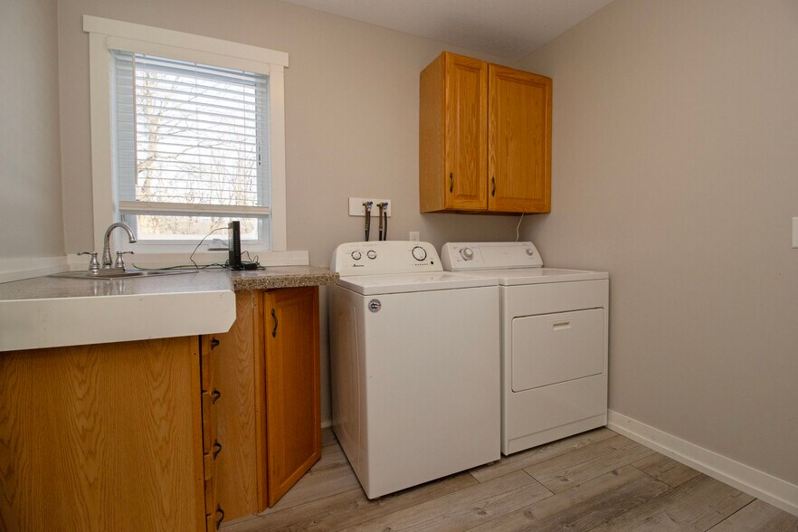 Building Photo - 13796 Hwy 55