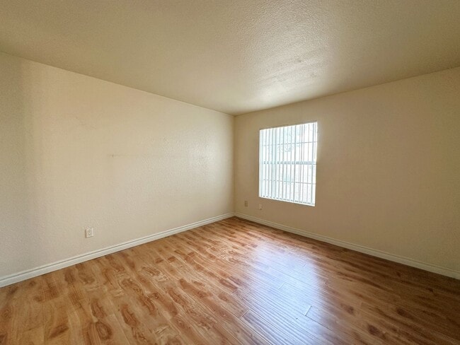 Building Photo - This charming 2-bedroom, 2-bathroom offers...