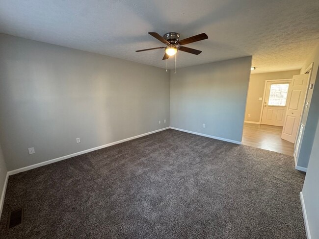 Building Photo - Spacious 3 bedroom, 2 bathroom home near Russell Sims park