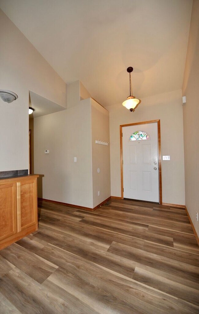 Building Photo - 3 bed 2 bath rancher with office