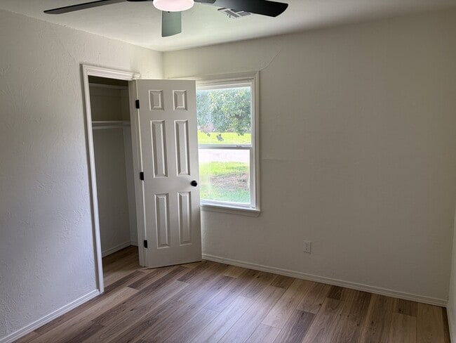 Building Photo - 411 E Showalter Dr