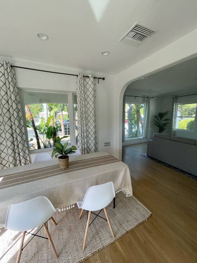 Dining table - 1644 Wellesley Ave