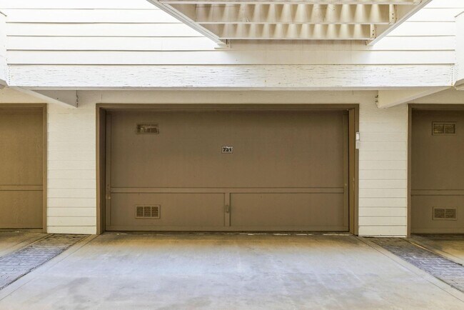 Building Photo - 731 Seacoast Dr