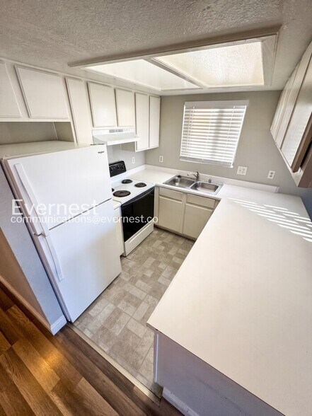 Building Photo - 6245 Bellota Dr