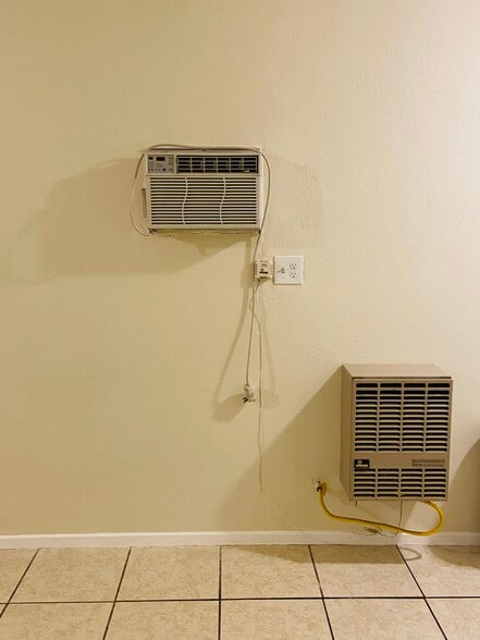 Building Photo - 4014 N Foxdale Ave