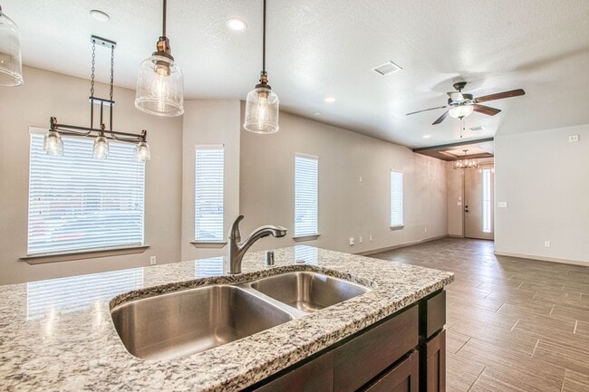 Building Photo - Beautiful 3 bed-2 baths with Casa Club/Gym...