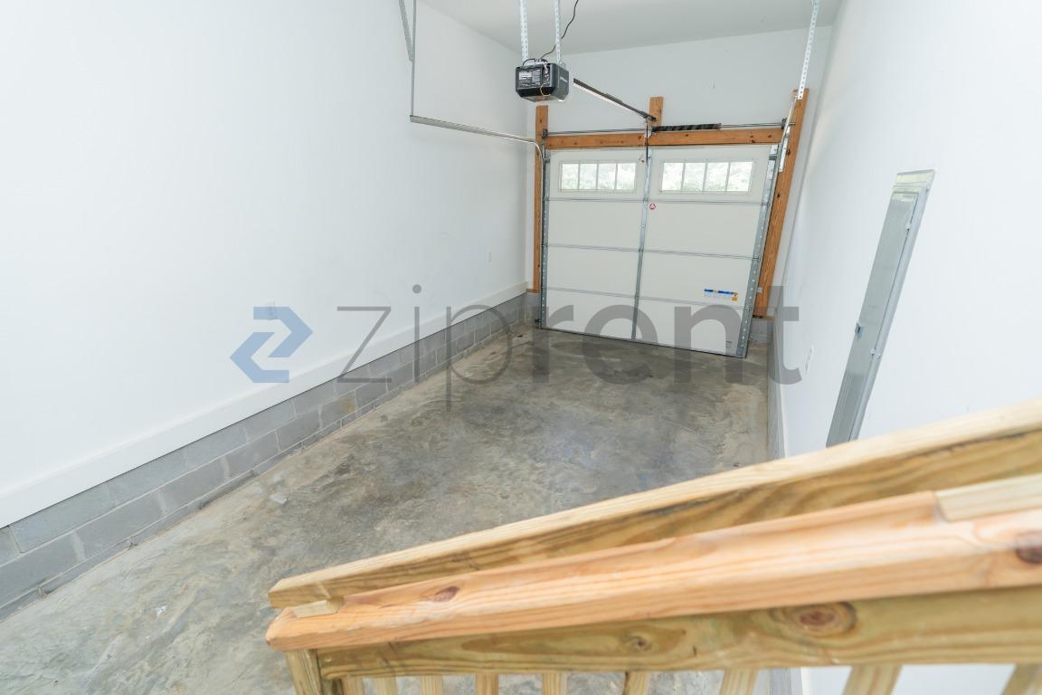 Building Photo - Unit 105