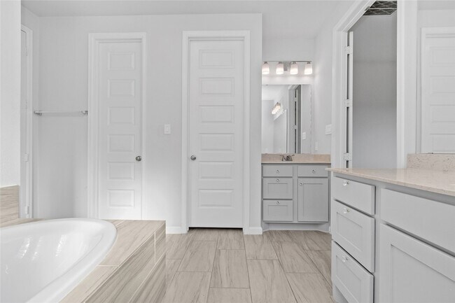 Building Photo - 5030 Morrison Dr