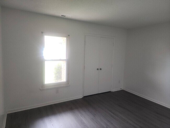 Building Photo - 2 Bedroom 2 Bathroom Duplex