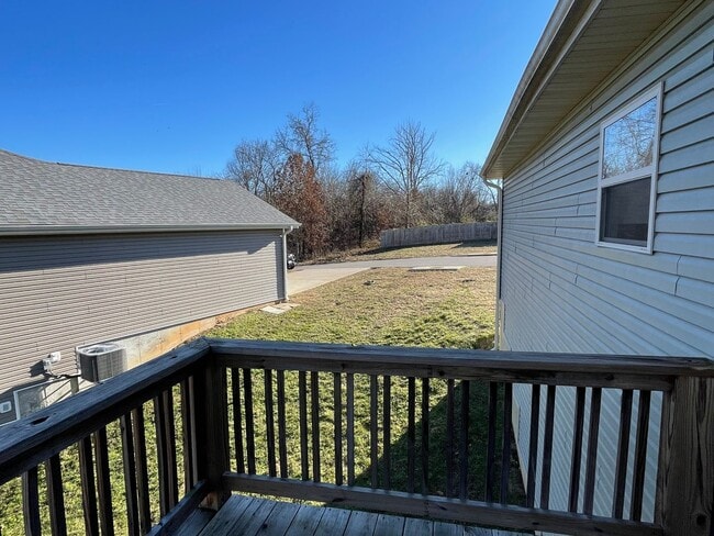 Building Photo - Built in 2020! 3 Bed 2 Bath w/ FENCE and UF Walk Out Basement