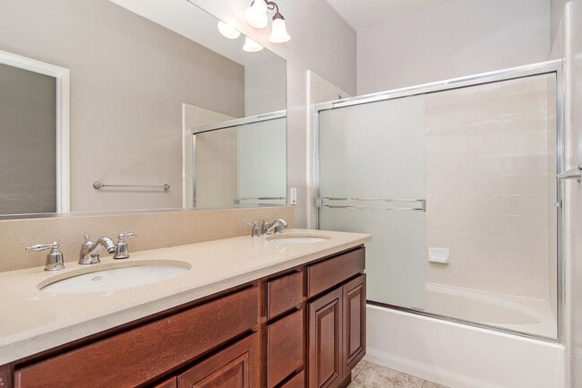 Building Photo - Nicely upgraded townhouse in resort-like E...