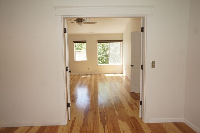 Building Photo - Spectacular SW Liar Hill 3 bedroom Townhouse