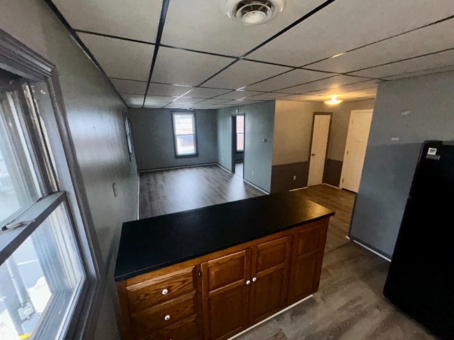 Building Photo - 102 S Main St