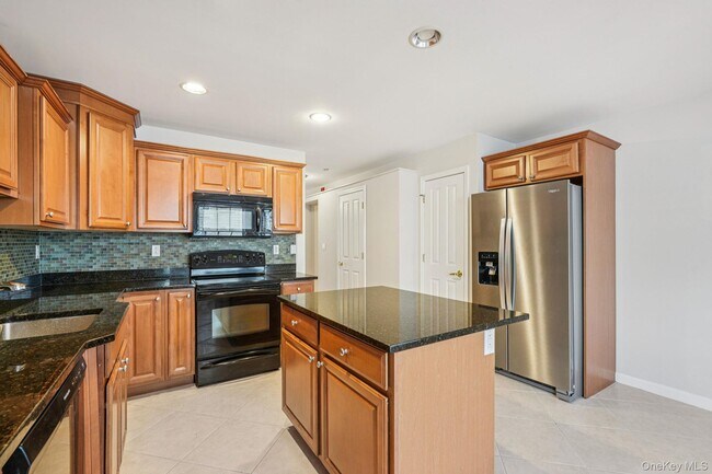 Building Photo - 10 Bridge Ln