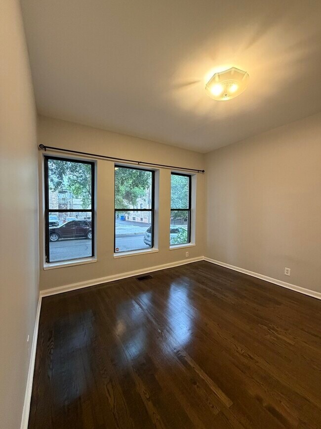 Building Photo - 1555 W Rosemont Ave