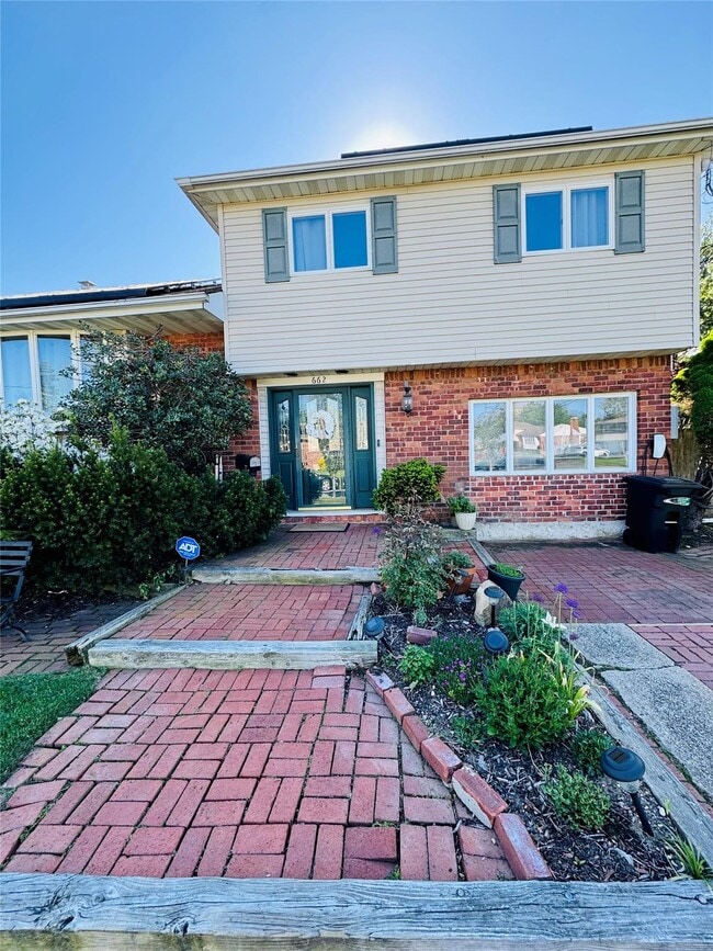 Building Photo - 662 Interlaken Ln