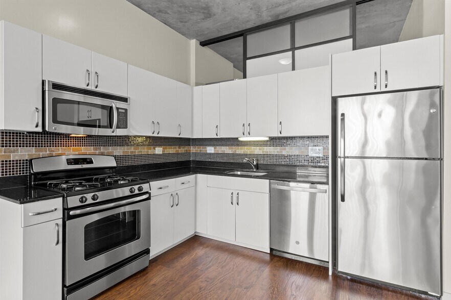 Building Photo - 235 W Van Buren St