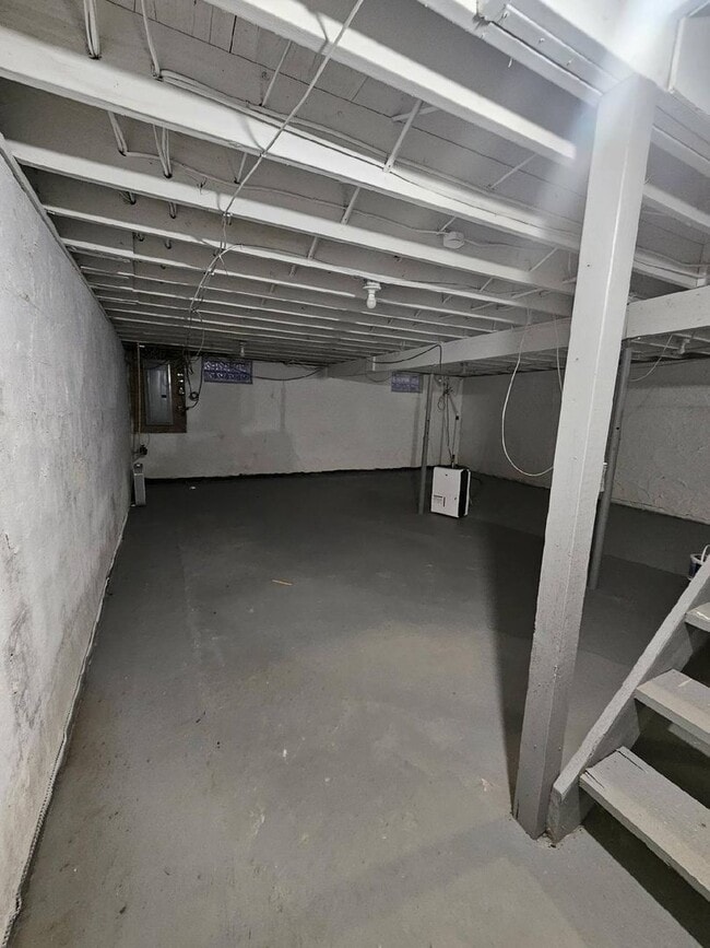 Building Photo - Spacious 3 Bedroom Single Family Home Bloomfield $2100