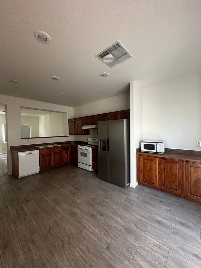 Building Photo - 3 Bedroom Home in the SW!