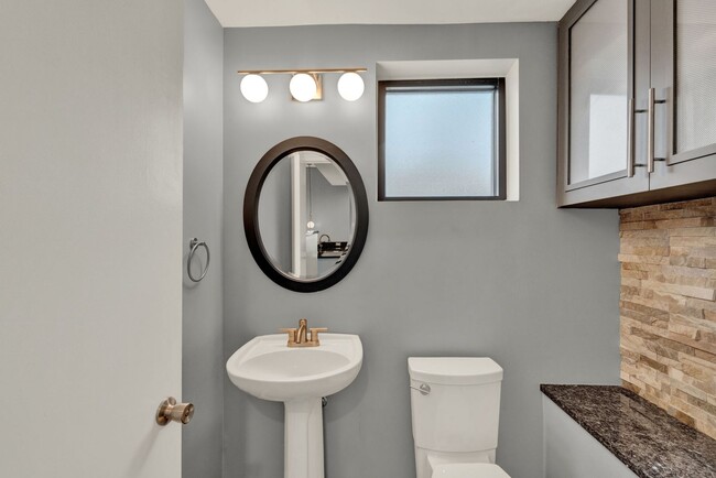 Building Photo - Luxury 2 Bedroom 2.5 Bath Townhome In Down...