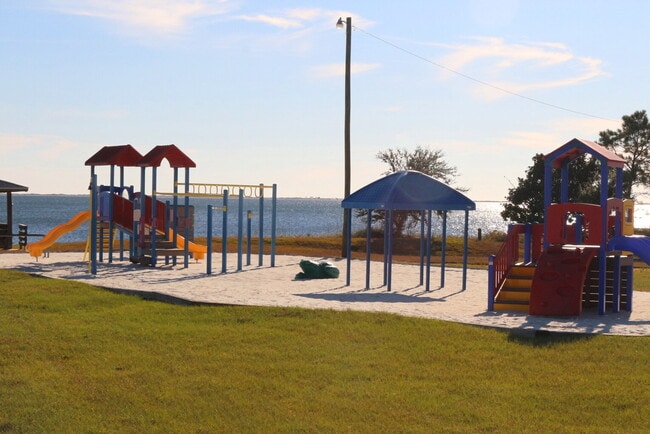 Building Photo - Holley by the Sea Home – 4 Bedrooms, Great...