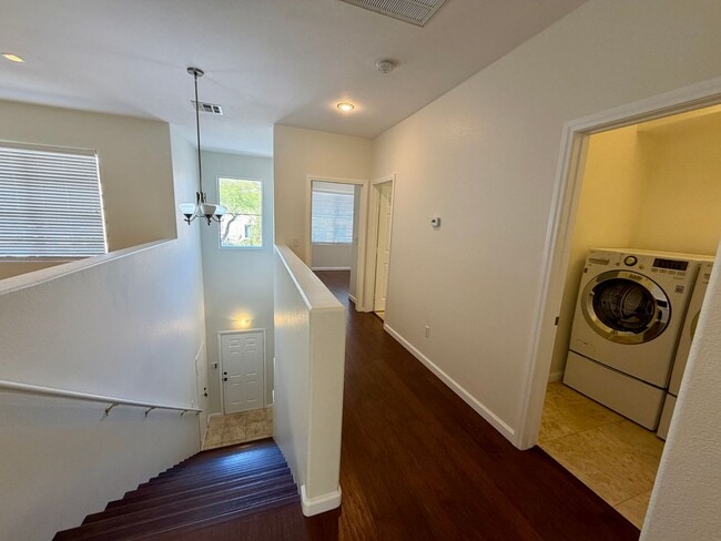 Building Photo - Close to shopping and easy access to Freeway!!!