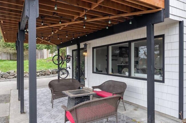 Back Yard Patio Area - 2433 Crestline St