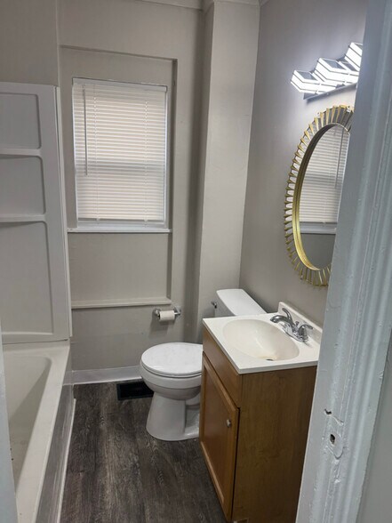 Building Photo - 905 N Spruce St